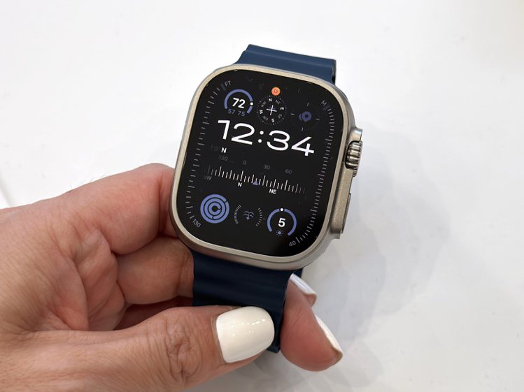 Apple Watch Ultra全新的專屬錶面Modular Ultra，善用加大的顯示器，利用最外層邊框顯示即時資料。記者黃筱晴／攝影