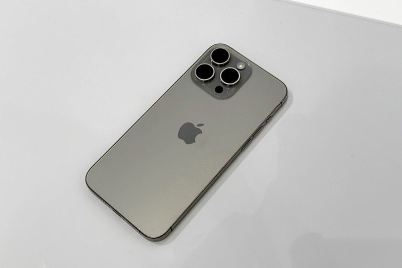 圖為iPhone 15 Pro系列的原色鈦金屬外觀，質感與手感皆極佳。記者黃筱晴／攝影