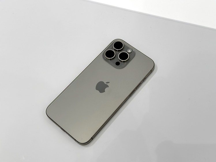 iPhone 15 Pro系列原色鈦金屬質感與手感都極佳。記者黃筱晴／攝影