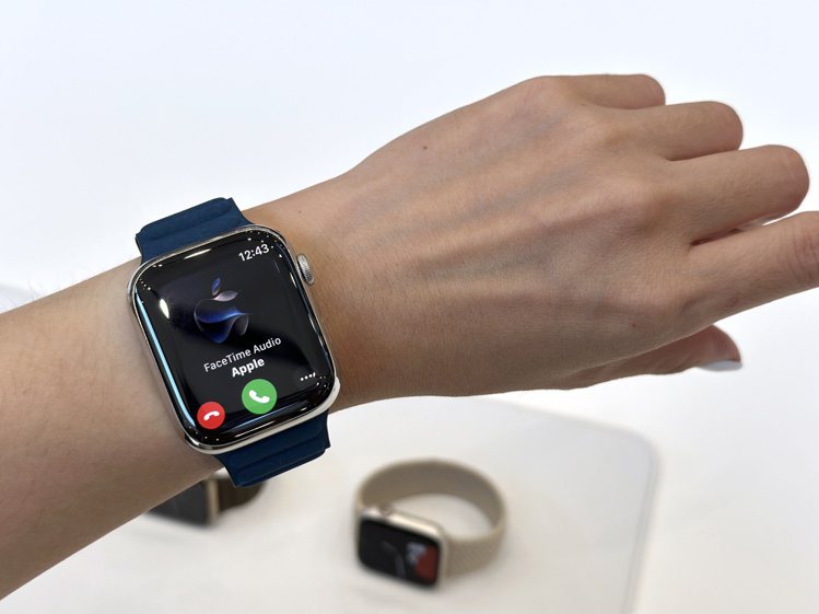 全新雙指互點兩下手勢，讓使用者無須觸碰顯示器便能輕鬆用單手操控Apple Watch Series 9。記者黃筱晴／攝影