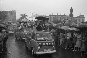 榮獲1969年世界少年棒球賽錦標的金龍隊小國手，1969年9月14日到台南進行表演賽，熱情的台南市民冒著風雨夾道歡迎。圖／聯合報系資料照片