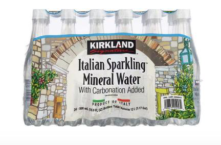 好市多一款自有品牌義大利氣泡水「KIRKLAND SIGNATURE義大利氣泡水」，被證實因瓶罐製成混入異物，共兩批產品須回收。記者林琮恩／翻攝