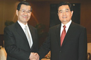 2008年準副總統當選人蕭萬長（左）與大陸國家主席胡錦濤（右）於海南博鰲會面，成為兩岸關係史上最高層級的「非正式」官方會談。圖／聯合報系資料照片