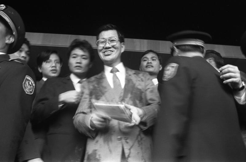 1988年美國要求台灣開放火雞肉進口，上千雞農抗議，當時的國貿局長蕭萬長出面說明，也未能倖免於流「蛋」攻擊，但他始終保持微笑。圖／聯合報系資料照片