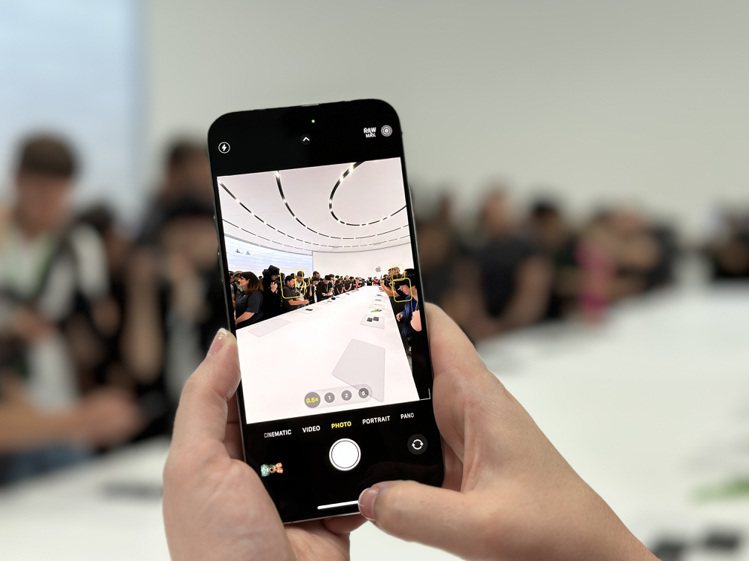 iPhone 15 Pro Max的3顆鏡頭上擁有相當於7顆相機鏡頭的拍攝效果，提供120公釐5倍光學變焦的全新拍攝選擇。記者黃筱晴／攝影