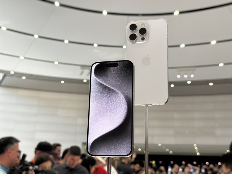 iPhone 15 Pro系列白色鈦金屬外觀。記者黃筱晴／攝影