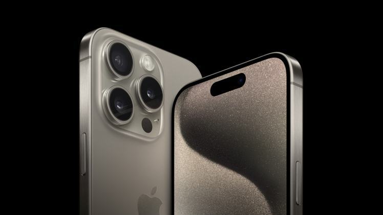 iPhone 15 Pro和iPhone 15 Pro Max具備堅固而輕量的鈦金屬設計、全新「動作」按鈕、強大的相機升級，以及 A17 Pro晶片。圖／蘋果提供