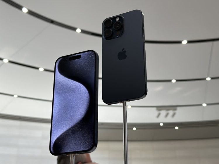 iPhone 15 Pro系列藍色鈦金屬外觀。記者黃筱晴／攝影