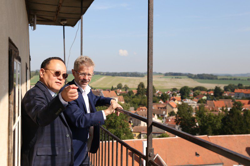 文化部長史哲（左）到訪捷克特爾奇市（Telč），由捷克參議長韋德齊（Miloš_Vystrčil，右）分享介紹其家鄉的歷史人文及建築特色。圖／文化部提供