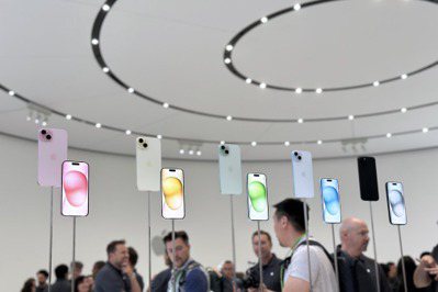 iPhone 15系列粉嫩登場！粉紅芭比風實機太夢幻 5種搶眼色彩超吸睛
