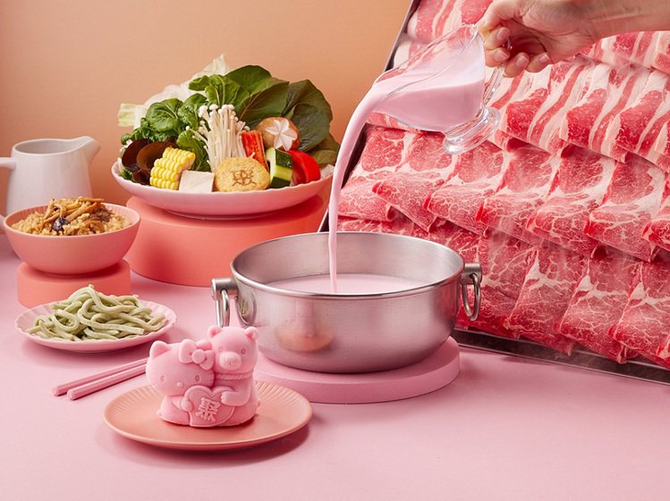「聚X Hello Kitty聚萌粉紅牛奶鍋」擁有粉紅色的湯底，相當夢幻。圖／王...