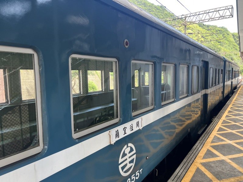 藍皮列車難得行駛宜蘭線，猴硐火車站：遊客增一半搶拍。圖／潘姓讀者提供