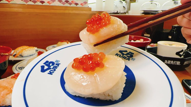 北海道大粒帆立貝佐魚卵，每盤80元。圖／藏壽司提供
