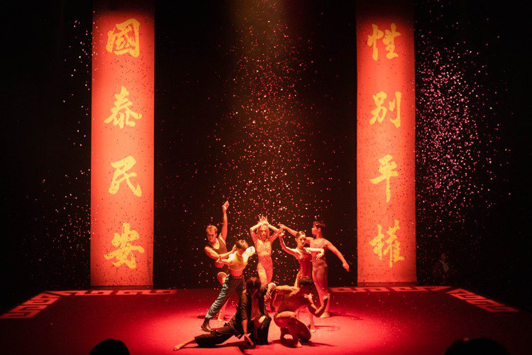 藝術家黃懷德創立的闖劇場演出《扮仙》，將傳統藝術融合現代舞，透過觀察臺灣的過去與現在，進而發展新的身體語言。（攝影：楊子逸）圖／臺北表演藝術中心提供