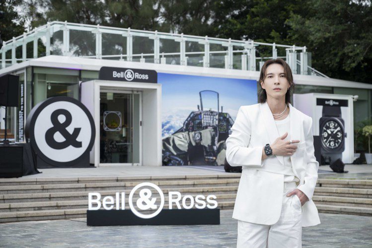 陳勢安出席Bell & Ross派對現場，除了引吭獻唱，並搶先配戴上BR 03腕表。圖／Bell & Ross提供