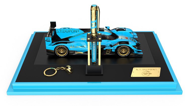 Le Mans Prestige系列筆具限量蒐藏套組，包括賽車模型、賽車頭盔鑰匙圈、紀念標誌牌、LineD系列XL尺寸筆具，附鋼筆及鋼珠筆筆尖，限量288件，15萬4,600元。圖／迪生提供
