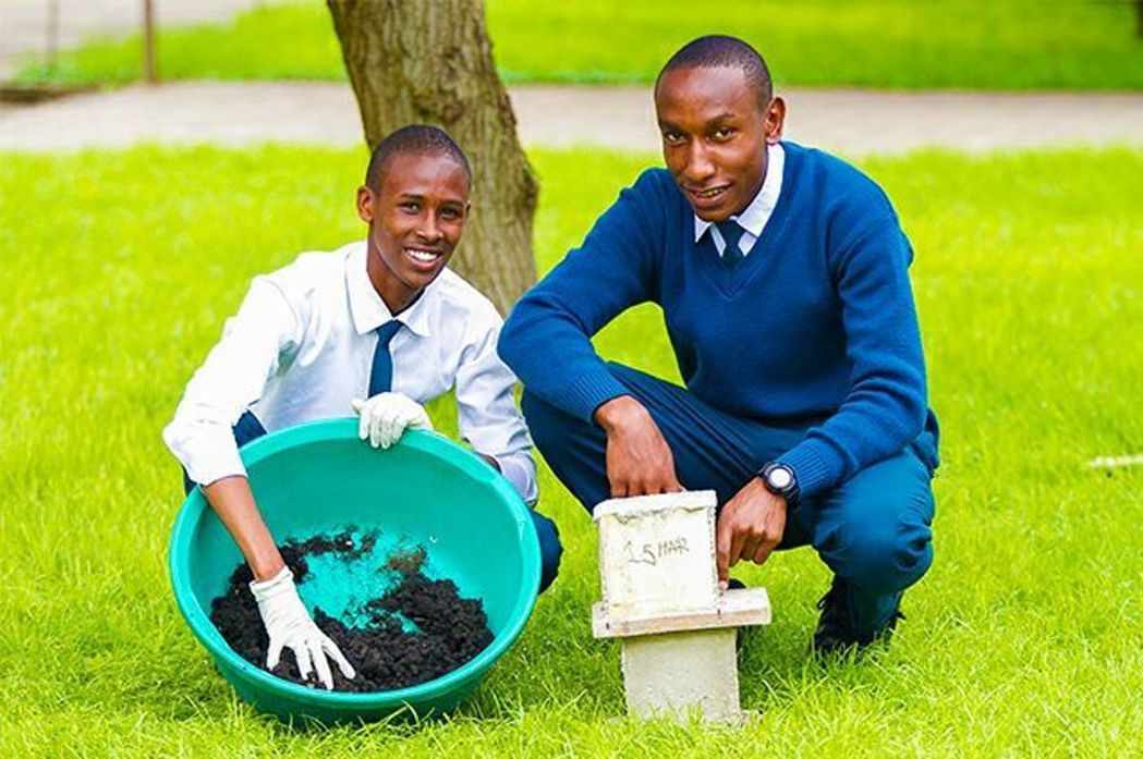 來自坦尚尼亞新創組織 CutOff Recycle 使用人類頭髮製成液體肥料，共...