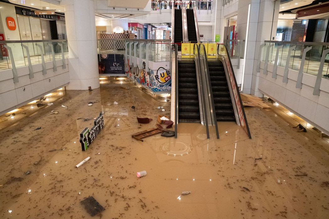 洪水淹進香港一家購物中心。 圖／法新社