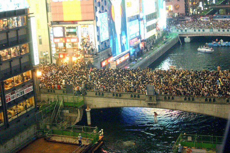 阪神封王時，大阪道頓堀擠滿瘋狂球迷。 截圖自推特