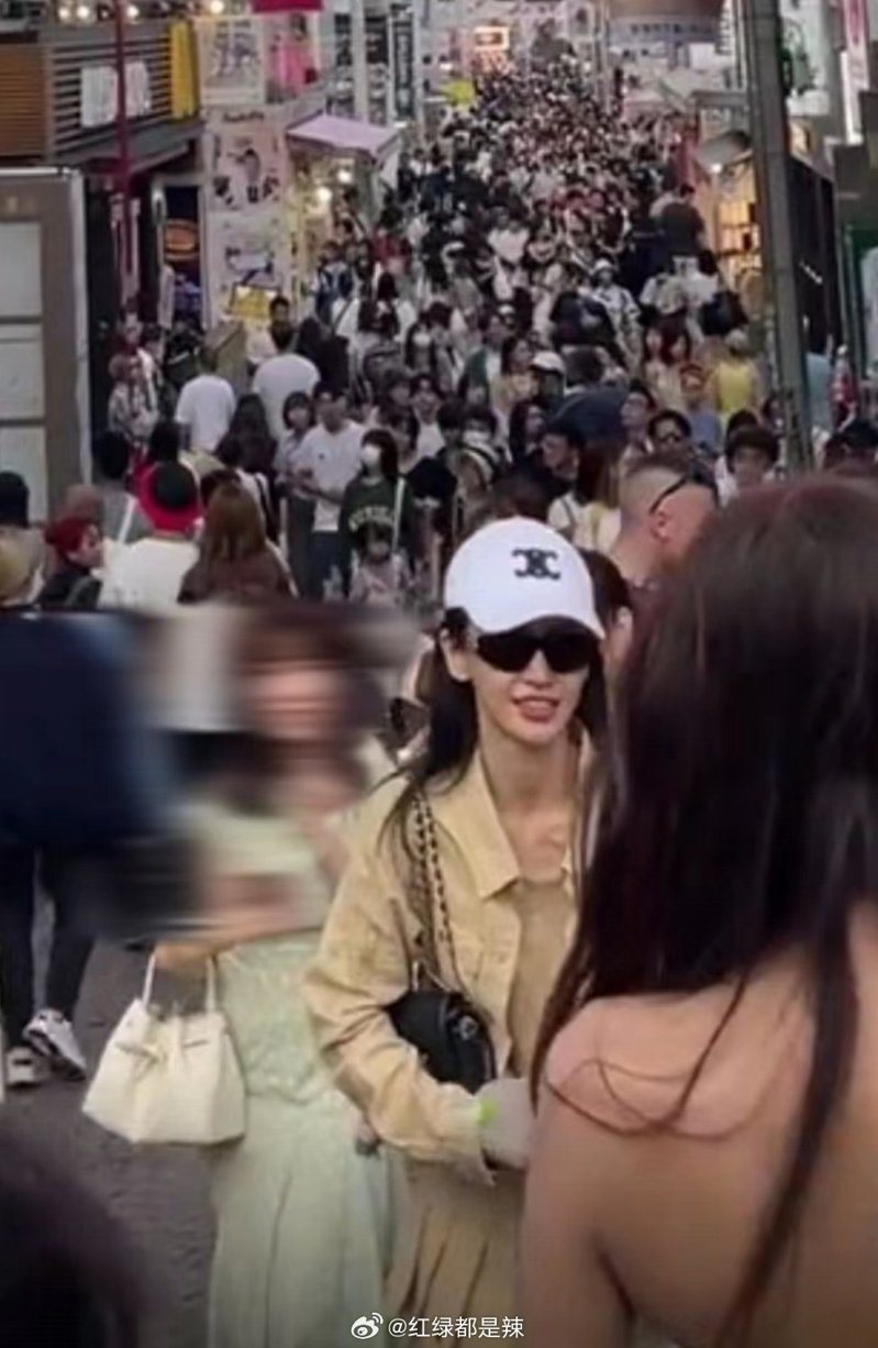 微博近日瘋傳有網友在日本偶遇Angelababy的照片。 圖/截自微博