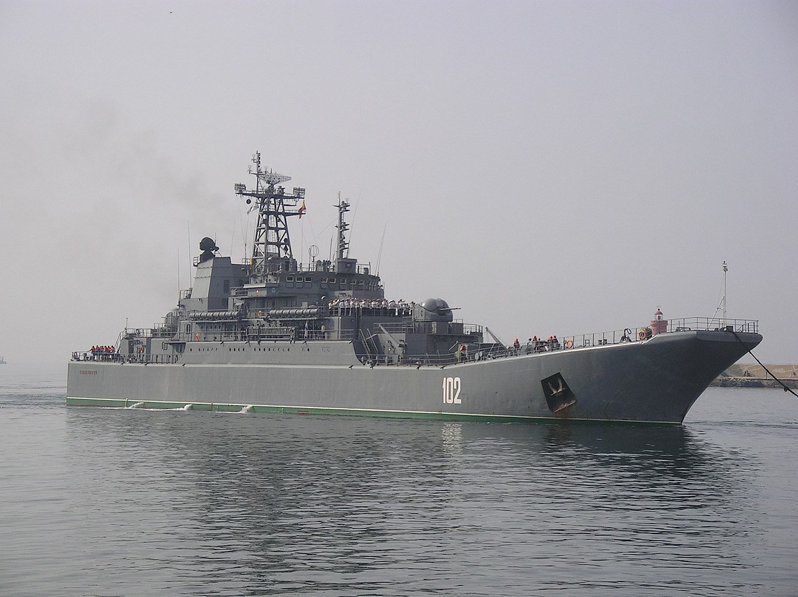 烏克蘭13日凌晨對克里米亞港市塞凡堡（Sevastopol）發動攻擊，重創俄羅斯2艘海軍艦艇。圖為登陸艦明斯克號示意圖。取自X