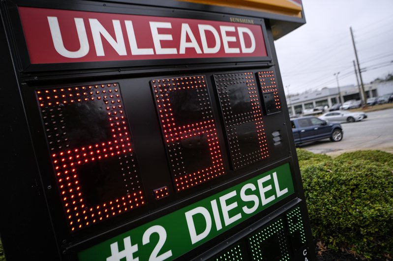 據AAA報價，7月以來美國加油站的柴油每加侖價格上漲了48美分，而汽油僅上漲了9美分。美聯社