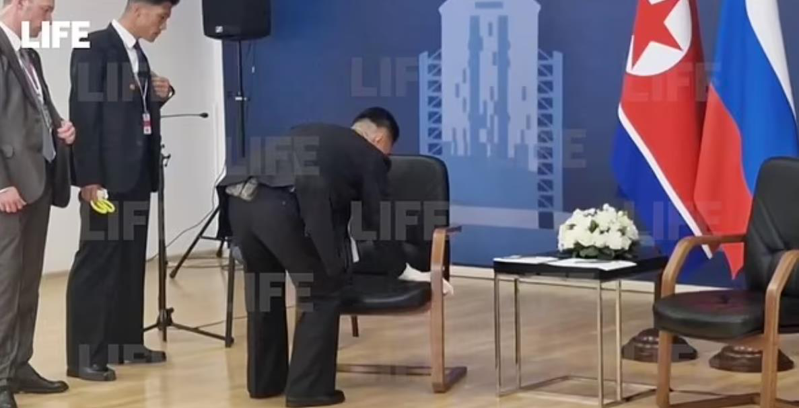 北韓維安人員仔細檢查金正恩即將入座的椅子。截自推特