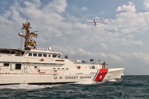 美軍59特遣隊去年12月7日，從阿拉伯灣的一艘美國海岸防衛隊船隻上，測試一個無人航空載具。圖／取自美國中央司令部網站