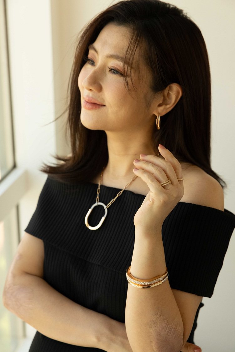 實力派歌手任家萱Selina配戴Tiffany Lock系列珠寶。圖／Tiffany提供