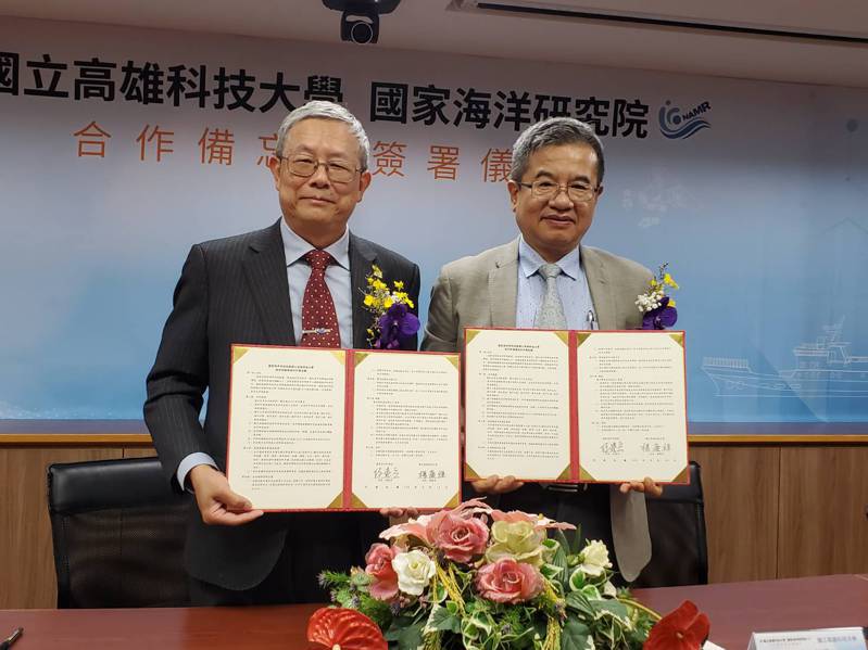 高科大校長楊慶煜（右）國海院院長陳建宏（左）簽署合作備忘錄。記者王勇超／攝影