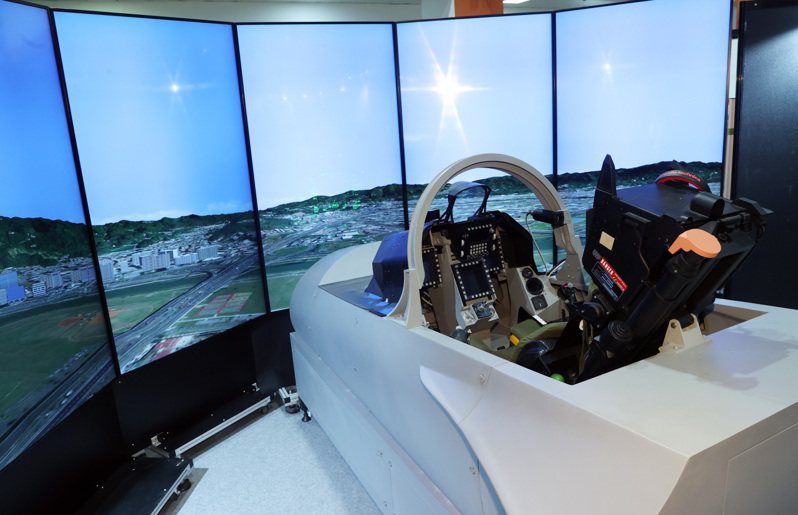 漢翔航空工業展出的AJT勇鷹高教機的飛行模擬機。聯合報系資料照片／記者曾吉松攝影
