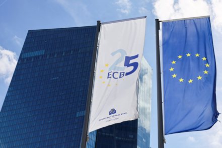 歐洲央行（ECB）14日再度提高三項主要利率各1碼，是連續第十次升息，其中主要的存款利率提高到4%，創歷史新高。  路透