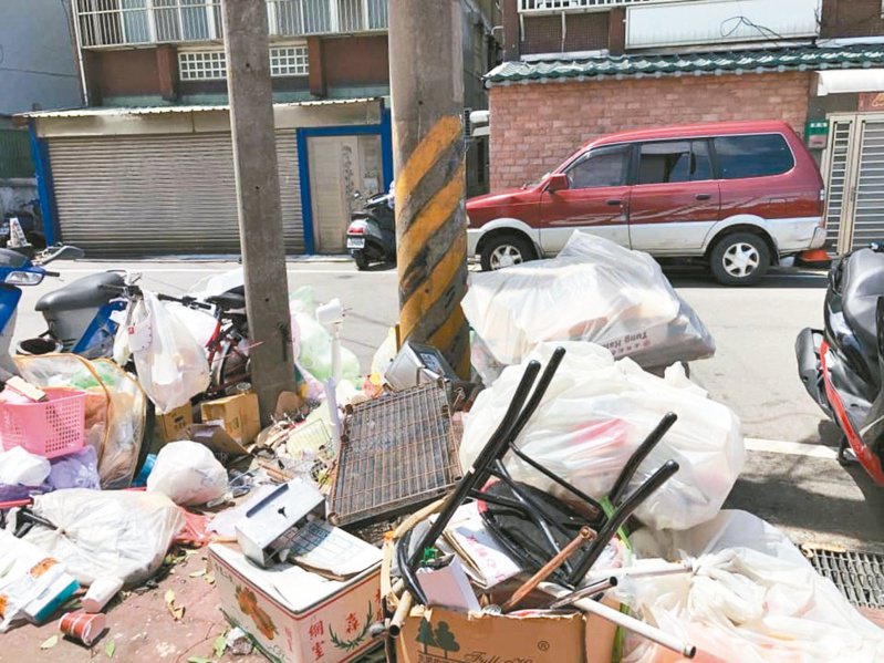 新豐松林國小人行道常被民眾亂丟廢棄物，占據道路也散發惡臭。圖／取自臉書社團「我是湖口新豐工業區人」