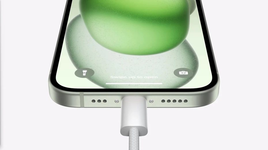 蘋果終於在iPhone 15系列告別了Lightning接口，轉而使用USB-C。這不僅帶來了更多方便，可以輕鬆連接各種配件，更可以實現高達10 Gbps的數據傳輸速度等。（翻攝自PHONEARENA網站）