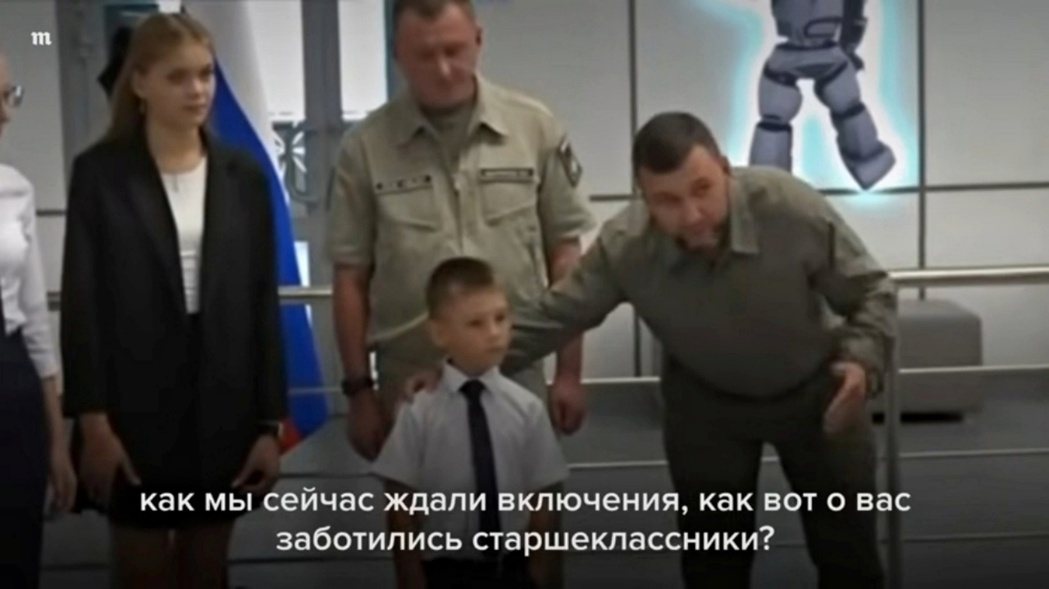 一名一年級學生在頓內茨克共和國總統普希林（Denis Pushilin）帶領下向...