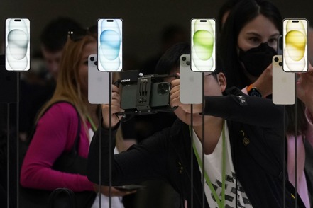 燦坤（2430）今日開放iPhone 15系列新機線上預約。 美聯社