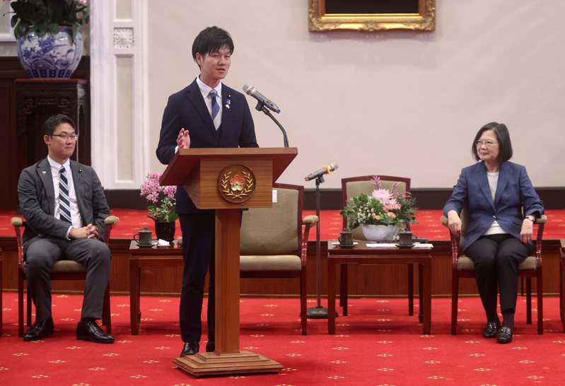 日本自民黨青年局長、眾議員鈴木憲和（中）。圖為上月他訪台第3度拜會總統蔡英文。中央社。