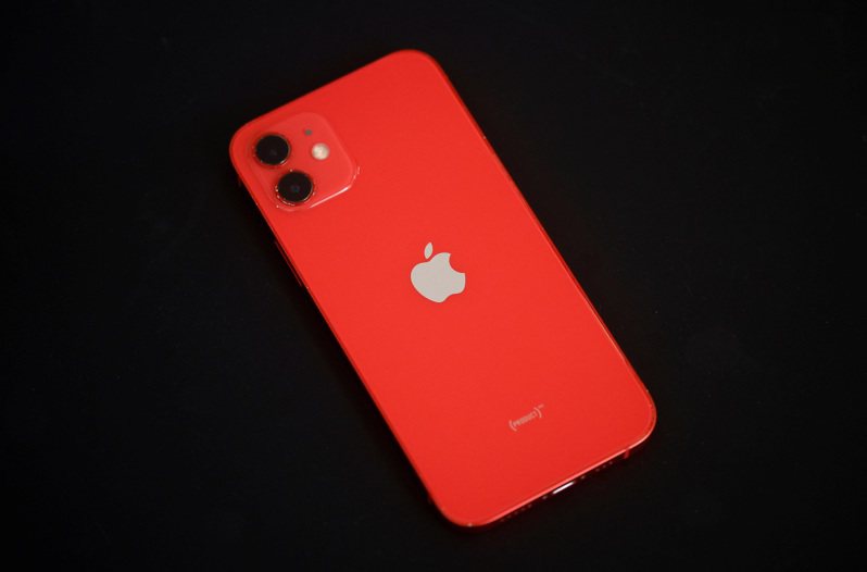 法國輻射監管機構曾以電磁波過強為由，要求蘋果公司停售iPhone 12，並調整現有手機釋放的電磁波。路透社