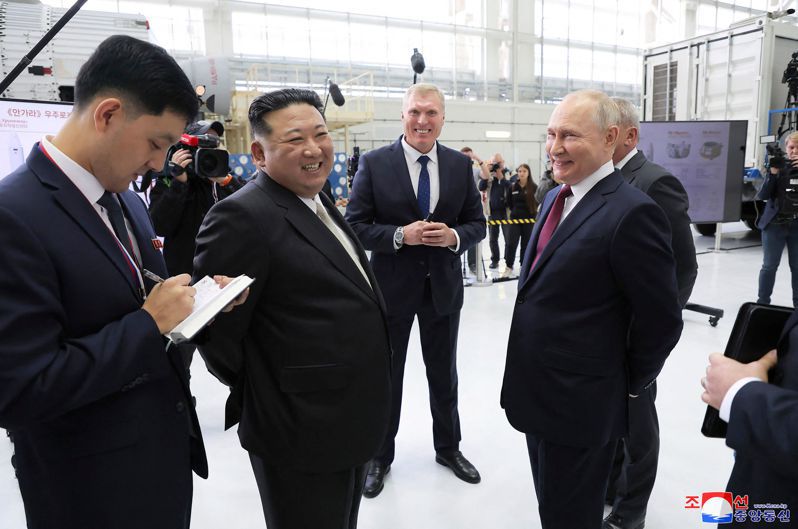 克里姆林宮14日表示，俄羅斯總統普亭欣然接受北韓領導人金正恩邀請回訪北韓。此外，金正恩也將在俄羅斯多待幾天。法新社