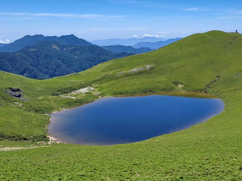 蘇拉、海葵颱風接連為台東山區帶來充沛雨量，讓海拔3310公尺的嘉明湖，從一度縮水一半以上，目前已達滿水位，恢復過往「天使的眼淚」美名。圖／林業保育署台東分署提供