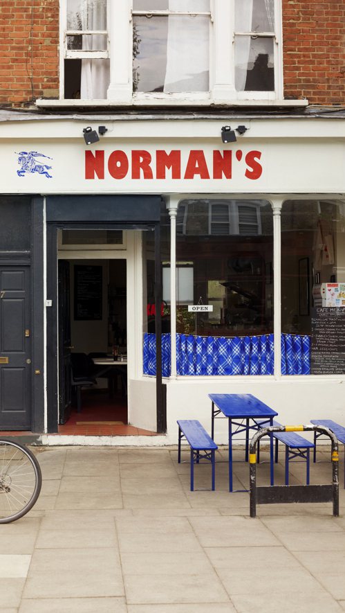 Burberry與倫敦Norman's Cafe合作，打造期間快閃Cafe。圖／Burberry提供