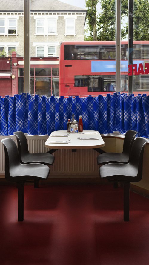 Norman’s Cafe不僅在內外觀賦予Burberry全新藍色格紋，同時店家...