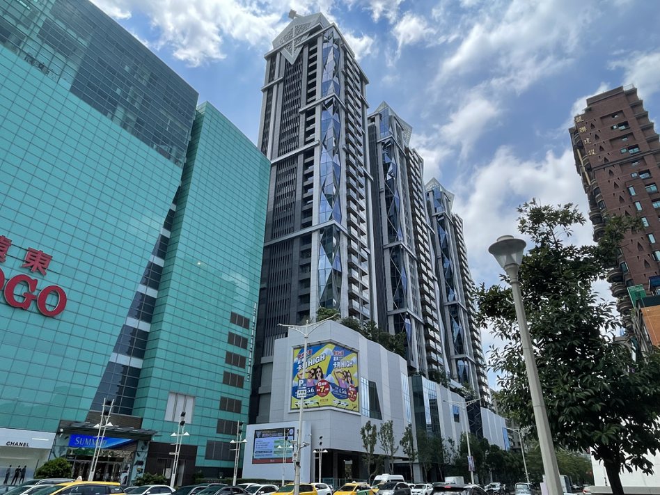 Diamond Towers 台北之星的新光三越將試營運，帶動東區商圈發展。圖／台灣房屋提供