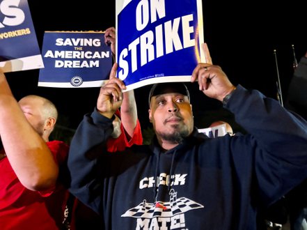 美國聯合汽車工會（UAW）周五選擇底特律三大汽車巨擘各一家工廠發動同步罷工。 路透
