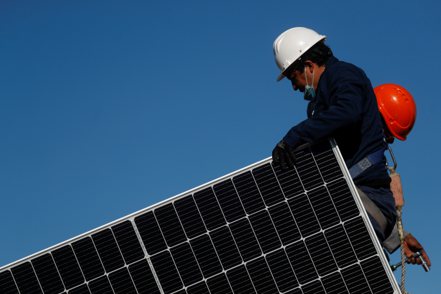 西班牙電網營運商Red Electrica表示，該國去年安裝了破紀錄的4.5百萬瓩（GW）太陽能板，導致今年7月太陽能發電量比迄今任何一個月都高。路透