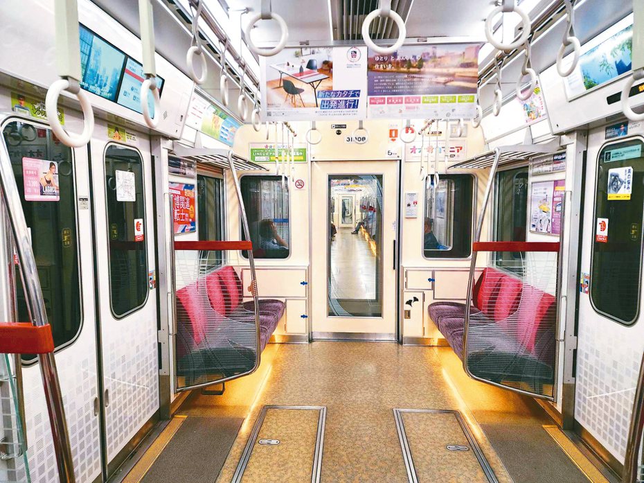 日本Osaka Metro車廂內難得的空曠和寧靜。（圖／陳偉哲提供）