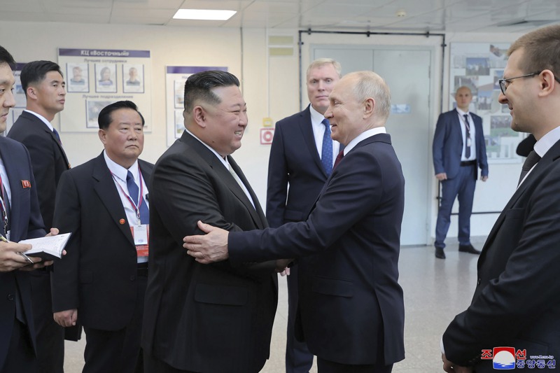 俄國總統普亭（右）歡迎北韓領導人金正恩（左）。美聯社