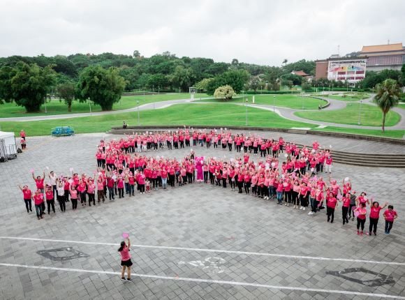 中華民國乳癌病友協會自2004年首次舉辦點亮粉紅絲帶排字活動至今已邁入第20年。圖／乳癌病友協會提供