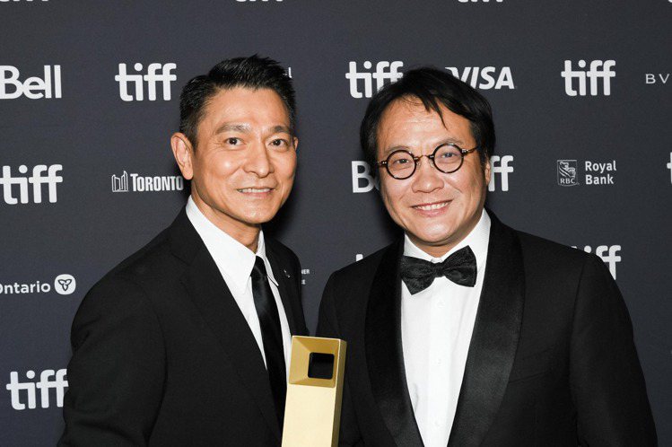 劉德華在多倫多影展獲頒特別貢獻獎，也請導演寧浩(右)上台。 圖／法新社