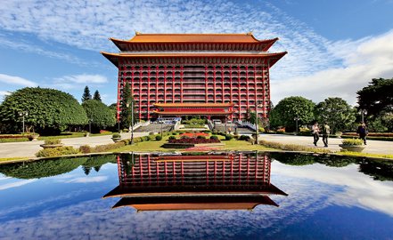 圓山大飯店是最能代表台灣的地標之一，宮殿式大樓充滿中國文化元素，俯瞰大台北地區，地理位置絕佳。圓山大飯店提供